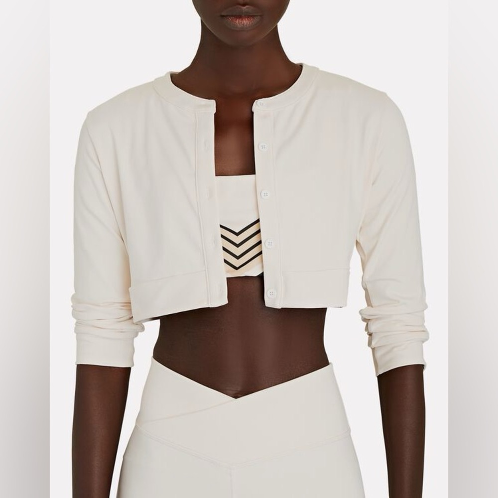 WEWOREWHAT
CROPPED CARDIGAN
JERSEY KNIT
Size: (L) Color: OFF WHITE